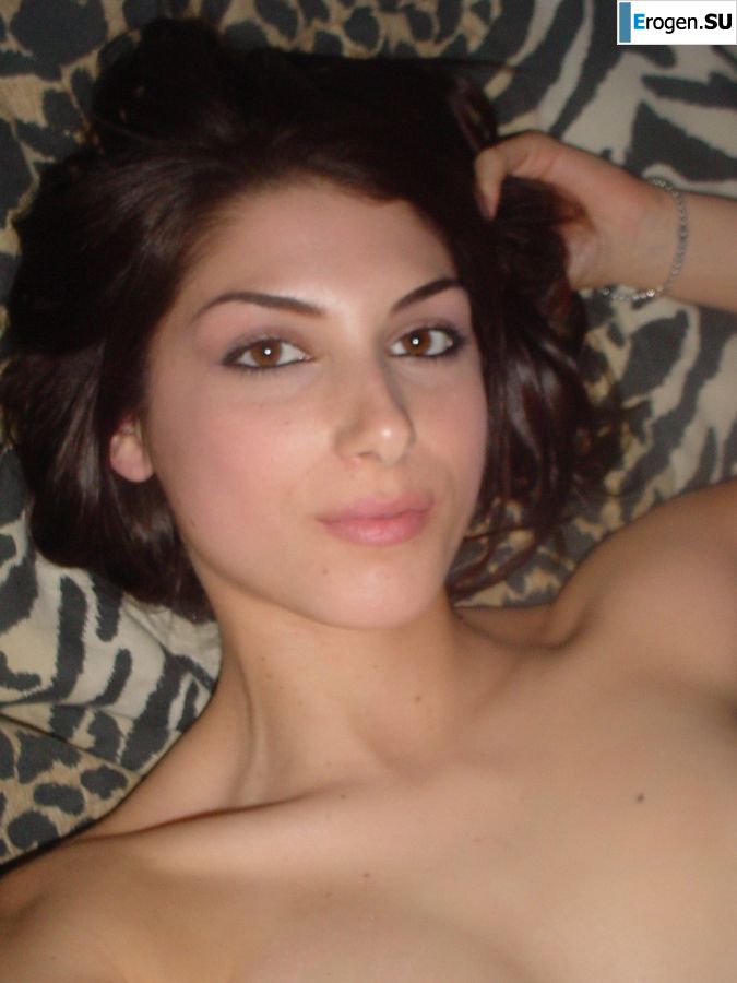 A young girl has sex with a guy and poses for the camera. Photo 34