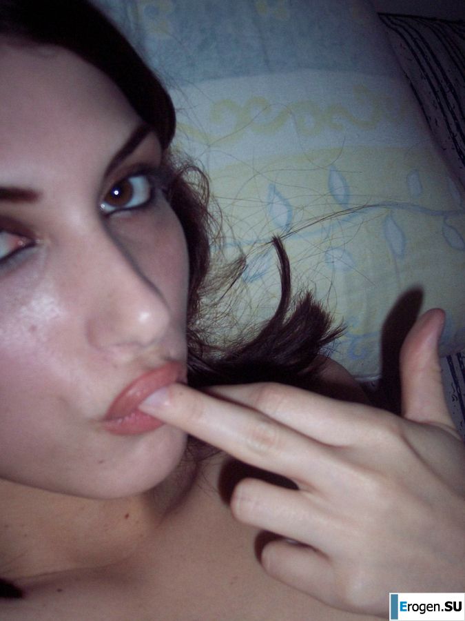 A young girl has sex with a guy and poses for the camera. Photo 4