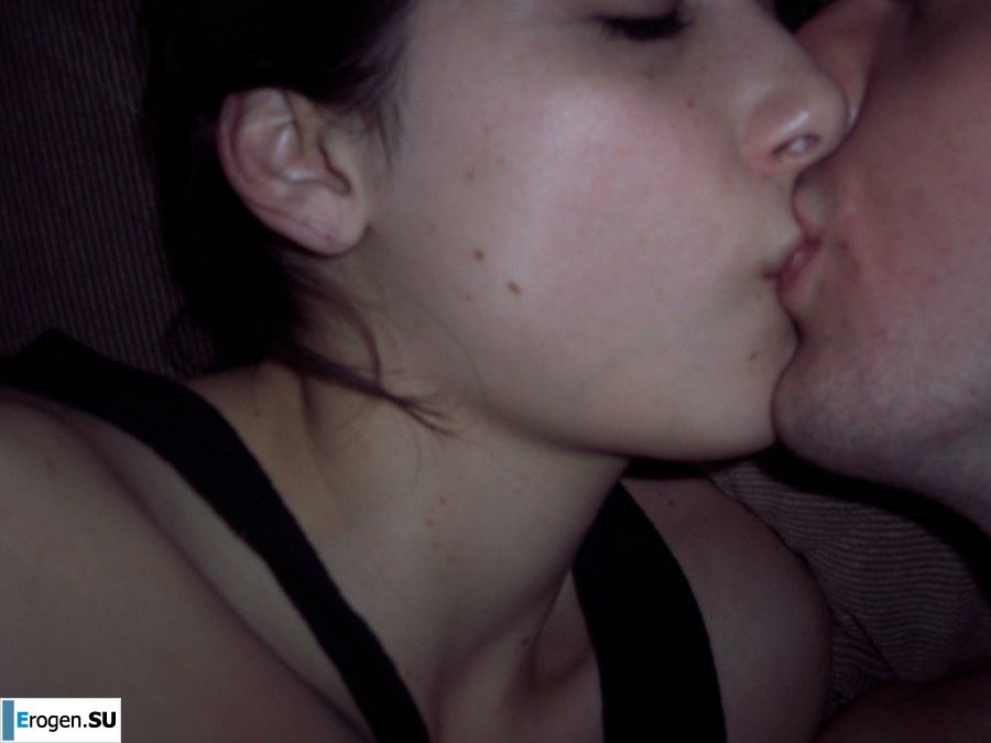 A young girl has sex with a guy and poses for the camera. Photo 6