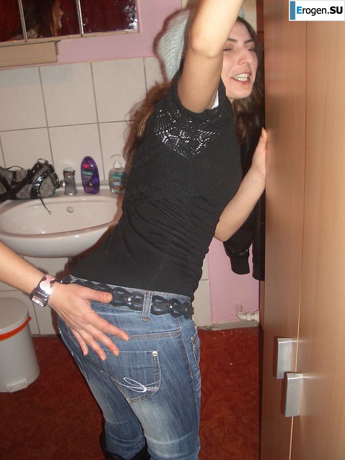 Озорные шалуньи трогают друг друга за сиськи. Часть 2. Фото 12