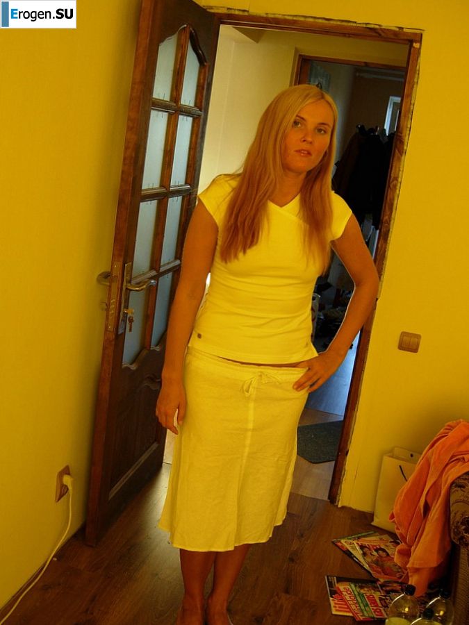Shameless blonde in a white T-shirt takes off her panties and becomes cancer. Photo 17