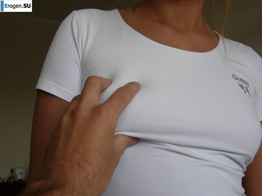 Shameless blonde in a white T-shirt takes off her panties and becomes cancer. Photo 28