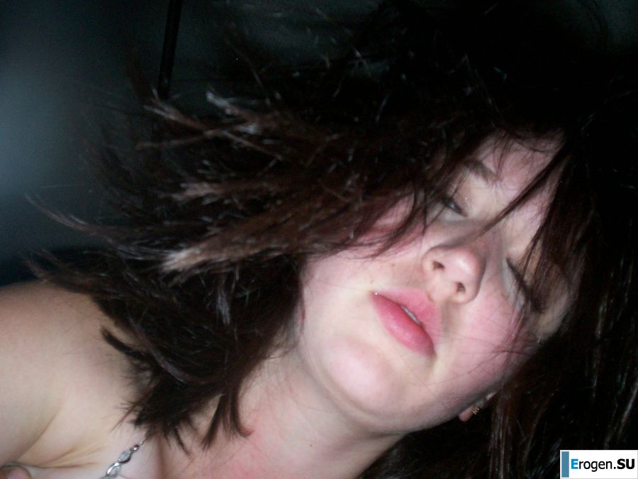 Девушка с пышными бедрами крутится перед камерой. Фото 13