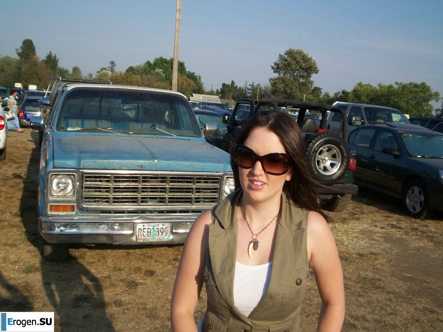 Девушка с пышными бедрами крутится перед камерой. Фото 14