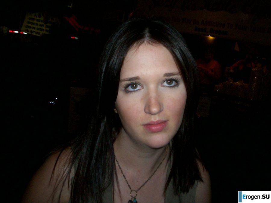 Девушка с пышными бедрами крутится перед камерой. Фото 15