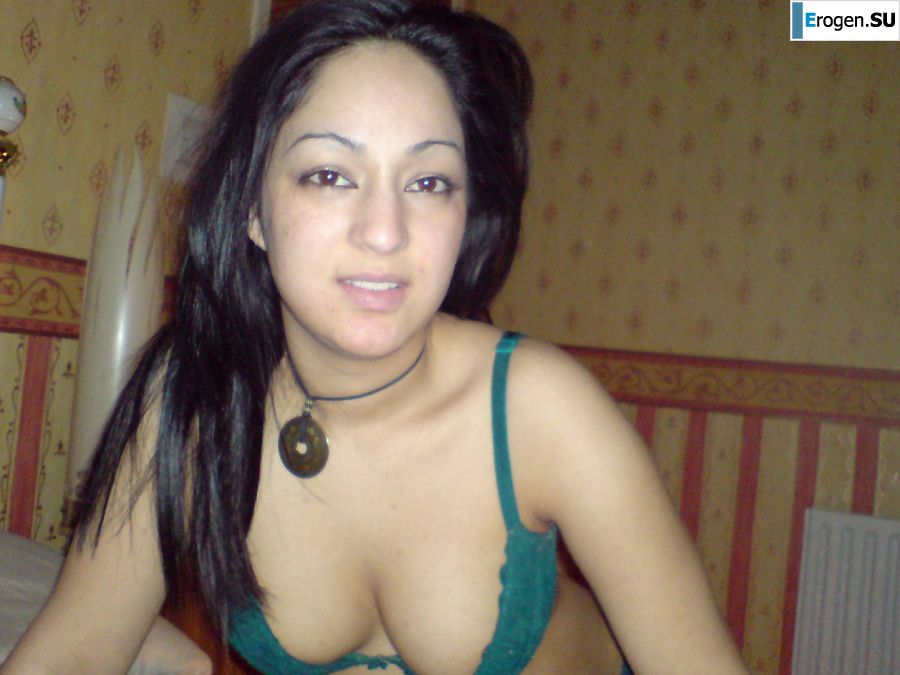 Азиатка валяется на кровати в нижнем белье и демонстрирует попку. Фото 12