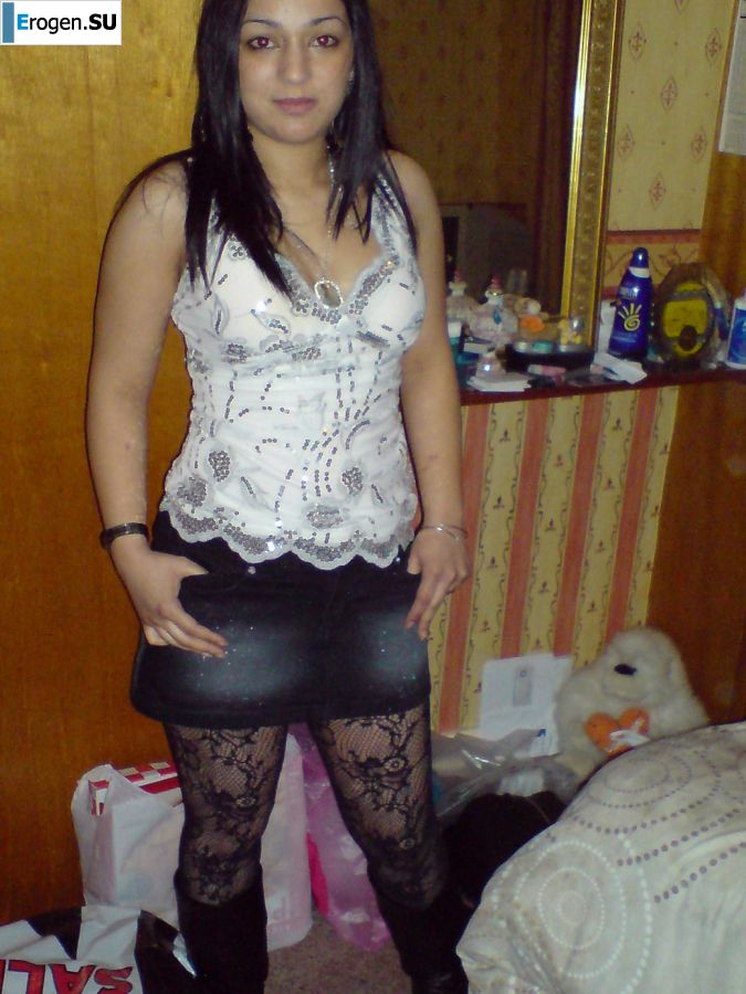 Азиатка валяется на кровати в нижнем белье и демонстрирует попку. Фото 23