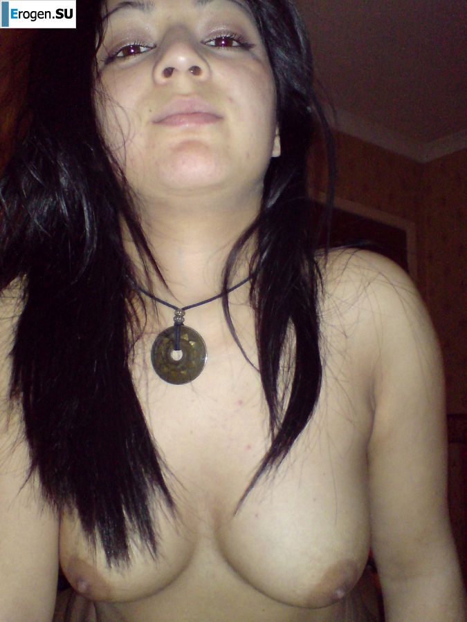 Азиатка валяется на кровати в нижнем белье и демонстрирует попку. Фото 25