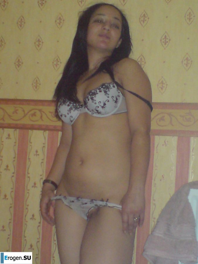 Азиатка валяется на кровати в нижнем белье и демонстрирует попку. Фото 29