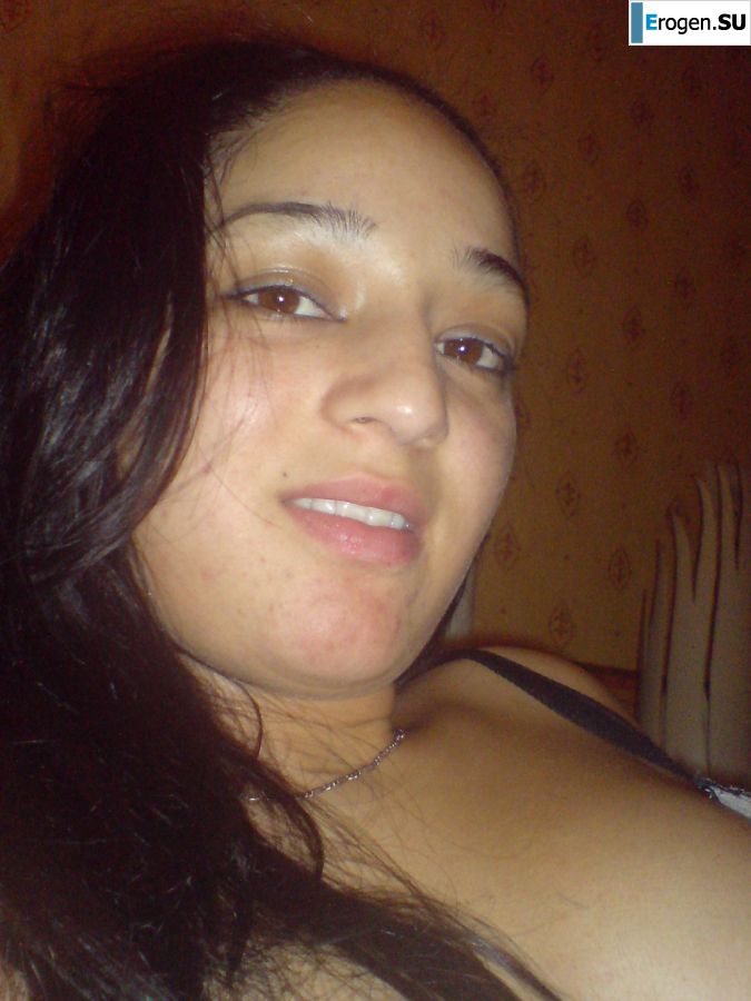 Азиатка валяется на кровати в нижнем белье и демонстрирует попку. Фото 30