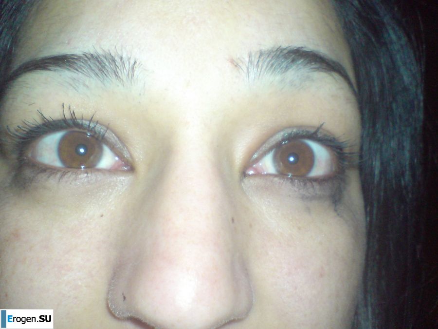 Азиатка валяется на кровати в нижнем белье и демонстрирует попку. Фото 33