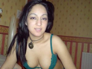 Азиатка валяется на кровати в нижнем белье и демонстрирует попку. Эскиз 12