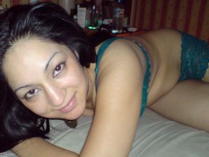 Азиатка валяется на кровати в нижнем белье и демонстрирует попку. Эскиз 14