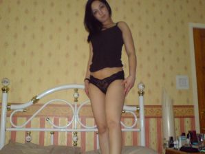 Азиатка валяется на кровати в нижнем белье и демонстрирует попку. Эскиз 15