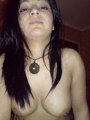 Азиатка валяется на кровати в нижнем белье и демонстрирует попку. Эскиз 25