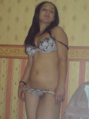 Азиатка валяется на кровати в нижнем белье и демонстрирует попку. Эскиз 29