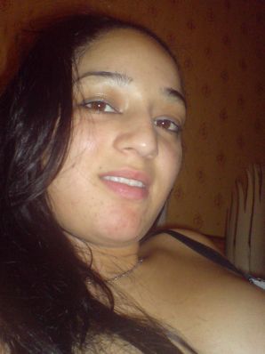 Азиатка валяется на кровати в нижнем белье и демонстрирует попку. Эскиз 30