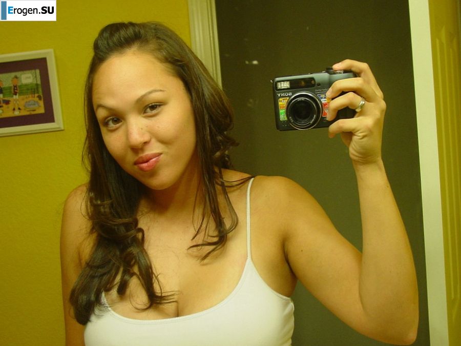 Аппетитная азиатка любит селфи с голыми сиськами. Фото 33