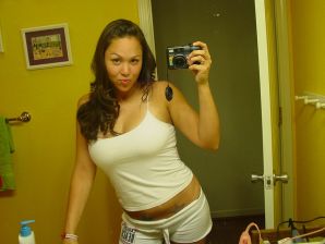 Аппетитная азиатка любит селфи с голыми сиськами. Эскиз 21