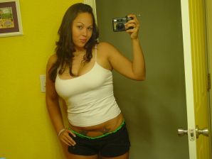 Аппетитная азиатка любит селфи с голыми сиськами. Эскиз 31