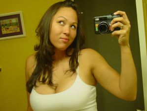 Аппетитная азиатка любит селфи с голыми сиськами. Эскиз 34