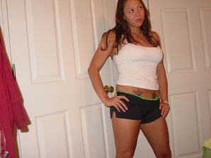 Аппетитная азиатка любит селфи с голыми сиськами. Эскиз 35