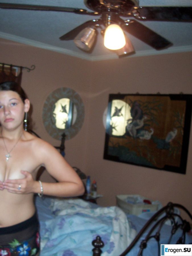 The brunette danced a striptease, undressed and spread her legs. Photo 10