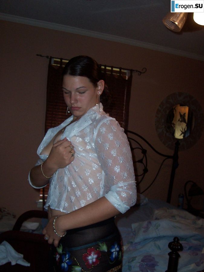 The brunette danced a striptease, undressed and spread her legs. Photo 16