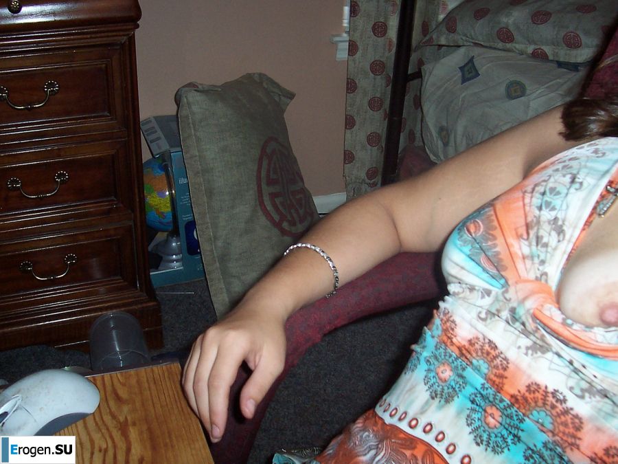 The brunette danced a striptease, undressed and spread her legs. Photo 6