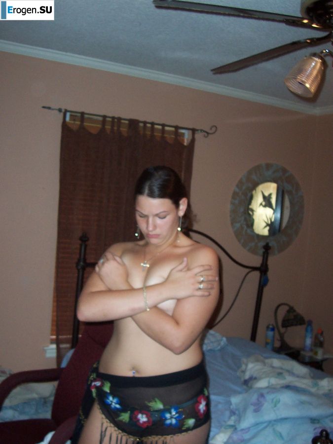 The brunette danced a striptease, undressed and spread her legs. Photo 9