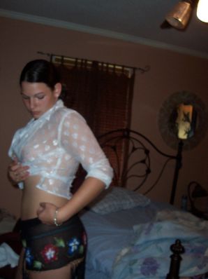 The brunette danced a striptease, undressed and spread her legs. Thumb 17