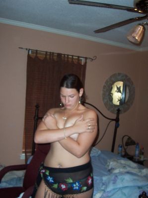 The brunette danced a striptease, undressed and spread her legs. Thumb 9