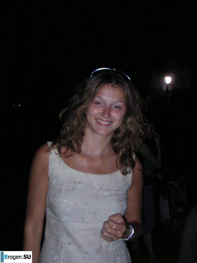 A girl shows a beautiful body to a guy and caresses herself. Photo 20