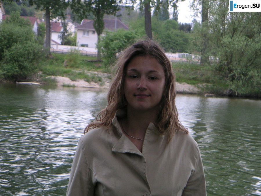 A girl shows a beautiful body to a guy and caresses herself. Photo 25