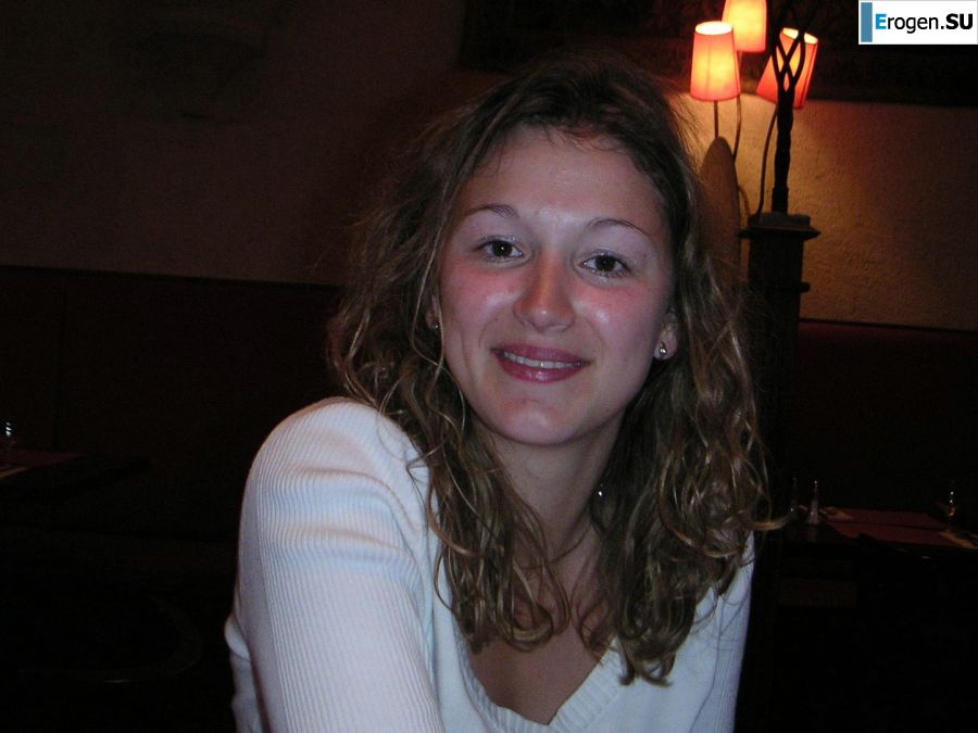 A girl shows a beautiful body to a guy and caresses herself. Photo 27