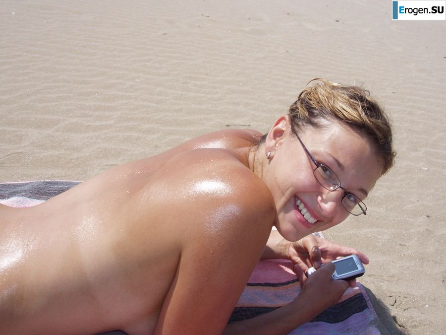 A girl shows a beautiful body to a guy and caresses herself. Photo 3