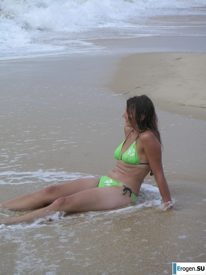 A girl shows a beautiful body to a guy and caresses herself. Photo 30