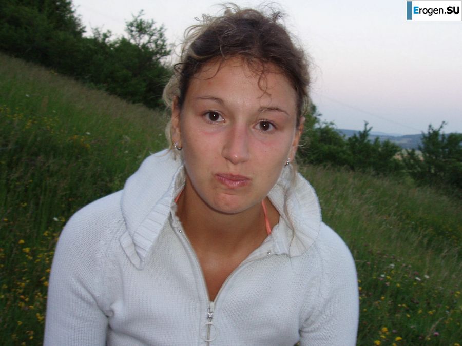 A girl shows a beautiful body to a guy and caresses herself. Photo 35