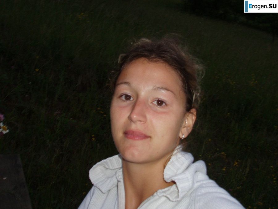 A girl shows a beautiful body to a guy and caresses herself. Photo 36