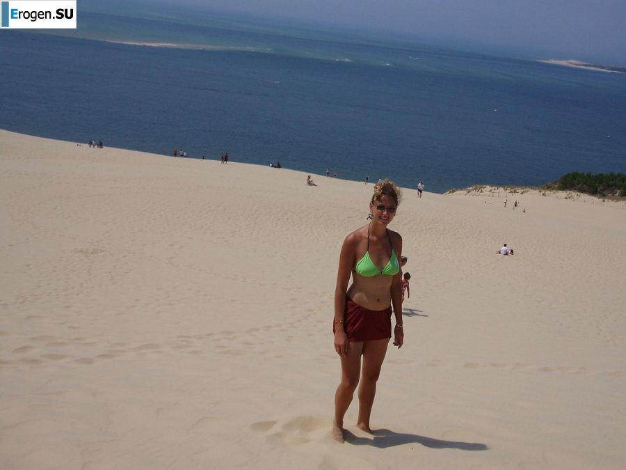 A girl shows a beautiful body to a guy and caresses herself. Photo 7