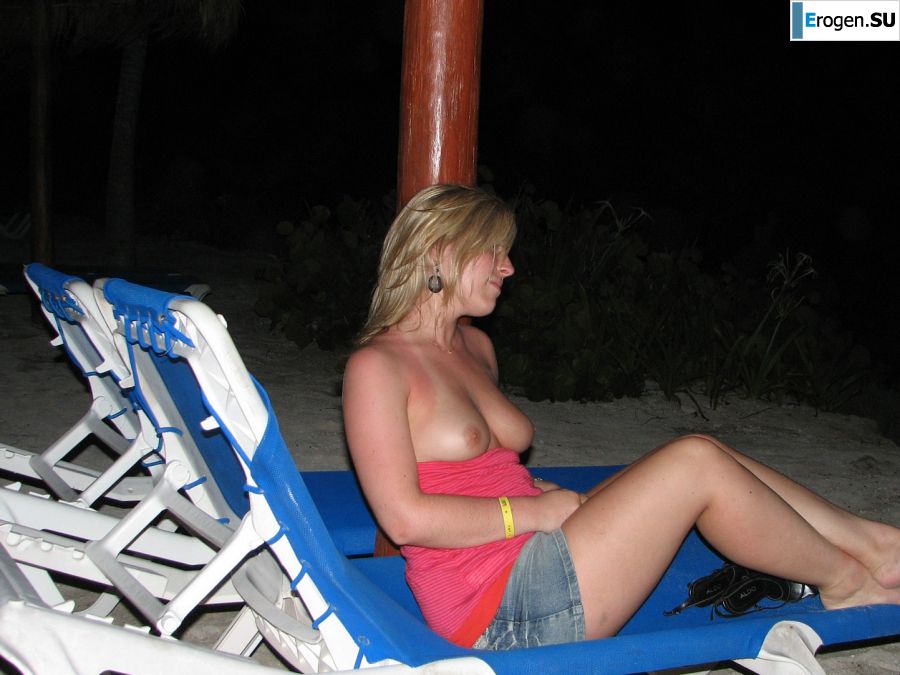 Charming blonde pulled down her blouse and bared boobs. Photo 16