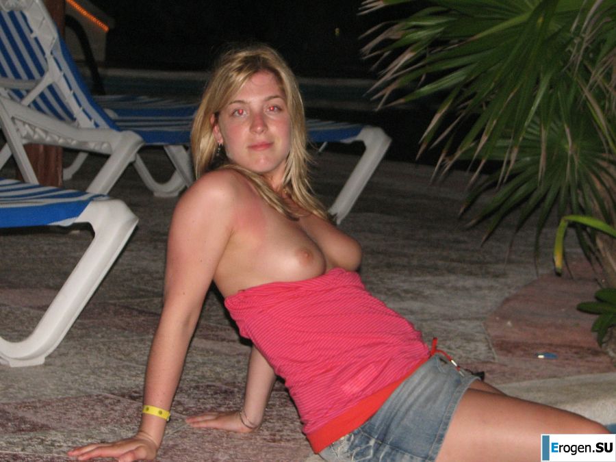 Charming blonde pulled down her blouse and bared boobs. Photo 25