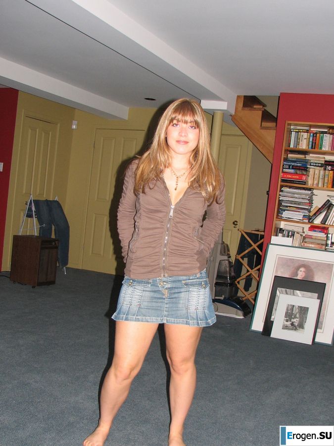 Charming blonde pulled down her blouse and bared boobs. Photo 5