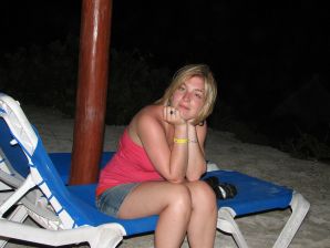 Charming blonde pulled down her blouse and bared boobs. Thumb 13