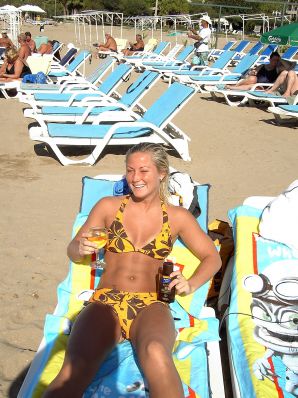 Спортивная девушка показала упругие сиськи. Эскиз 20