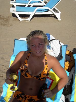 Спортивная девушка показала упругие сиськи. Эскиз 21