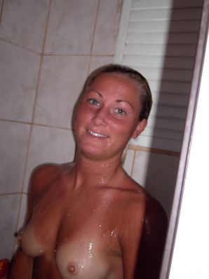 Спортивная девушка показала упругие сиськи. Эскиз 26