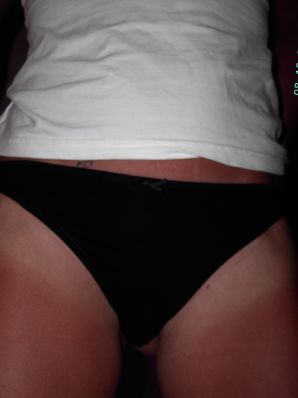 Спортивная девушка показала упругие сиськи. Эскиз 6