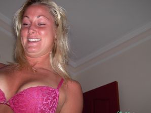 Спортивная девушка показала упругие сиськи. Эскиз 9