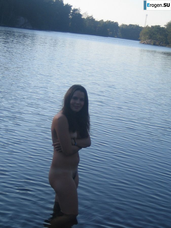 Naughty student with a furry pussy naked bathes in the lake. Photo 10